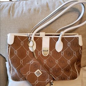 Dooney &Bourke